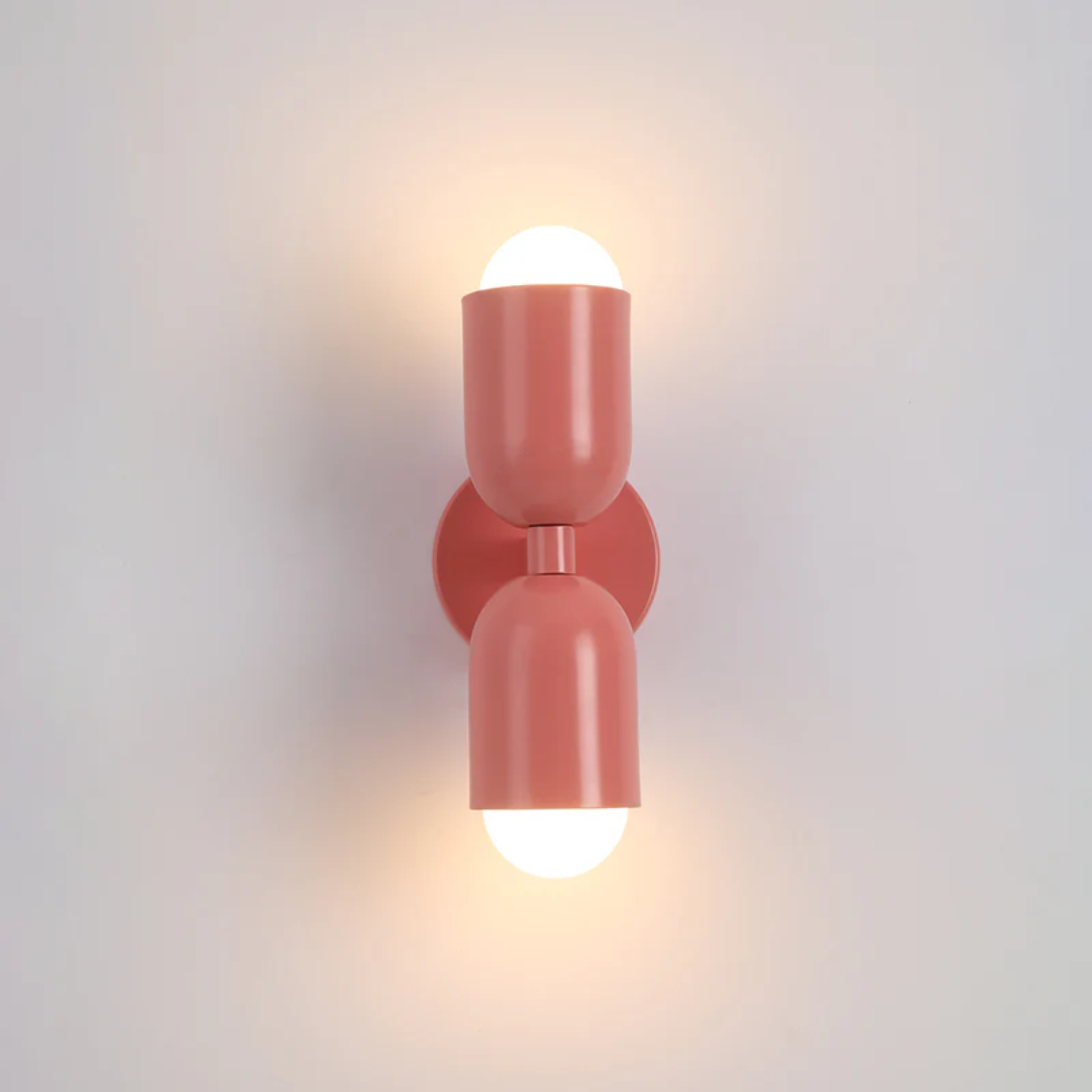 Rosa Wandleuchte mit zwei Glühbirnen, modernes Design, Innenbeleuchtung, Metall.
