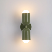 Grüne Wandleuchte mit zwei Glühbirnen, modernes Design, energiesparend, Innenbeleuchtung.
