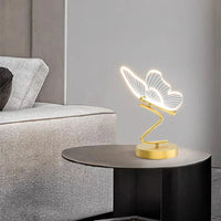 Goldene Schmetterlingslampe auf Tisch, modernes Design, LED-Beleuchtung, Wohnzimmer-Dekoration.