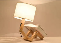 Holzlampenhalter mit Buchstütze und weißem Lampenschirm, modernes Design, Tischlampe.