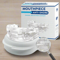 Antischnarch-Mundstück transparent, Kunststoff, mit Verpackung, auf Holztisch.