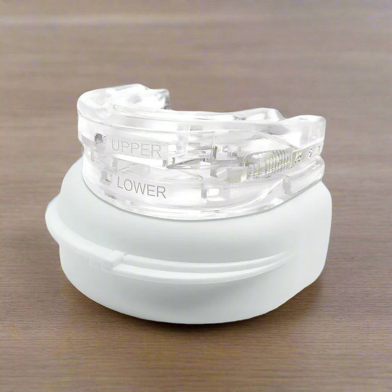 Transparente Anti-Schnarch-Schiene aus Kunststoff auf weißem Etui, Zahnschutz gegen Schnarchen.