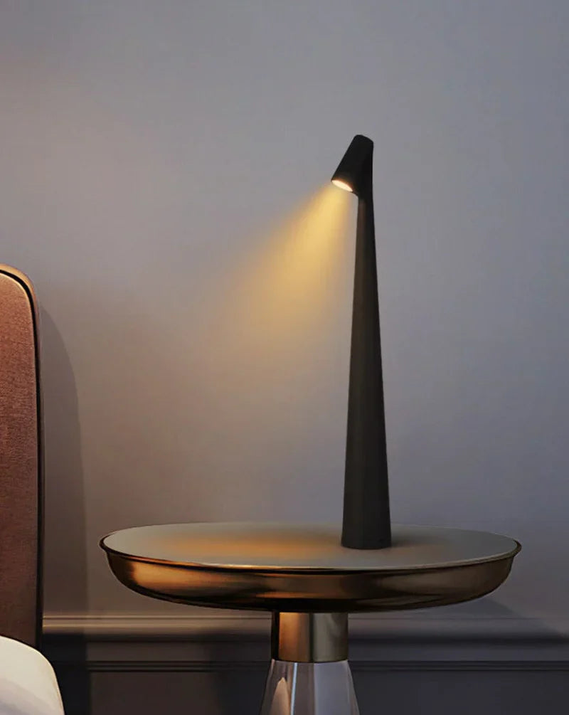 Moderne schwarze Tischlampe, LED, minimalistisch, auf rundem Tisch, warmes Licht, Schlafzimmer.
