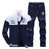 Dunkelblauer Herren-Trainingsanzug, zweifarbig, mit Reißverschluss und Logo, sportlich, bequem.