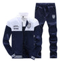 Dunkelblauer Herren-Trainingsanzug, zweifarbig, mit Reißverschluss und Logo, sportlich, bequem.