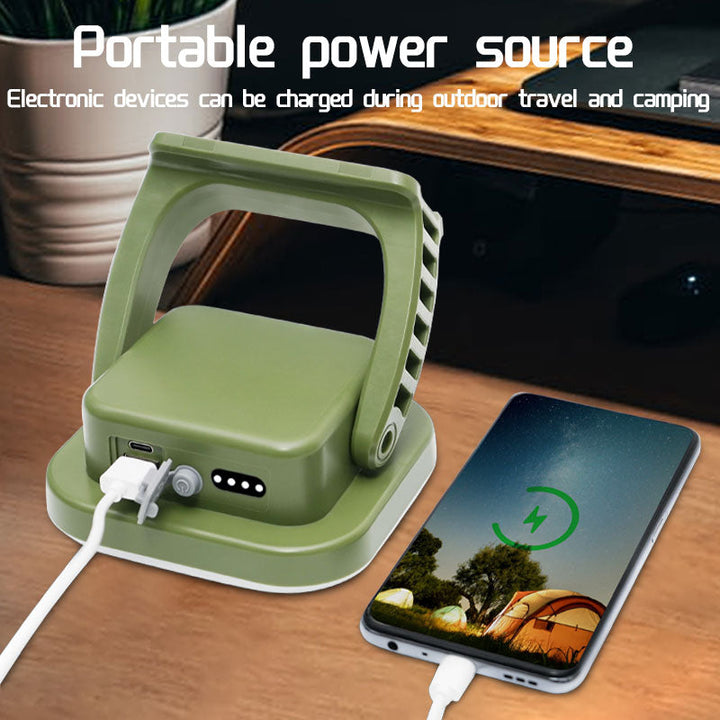 Grüne tragbare Powerbank mit USB-Anschluss, lädt Smartphone, ideal für Reisen und Camping.