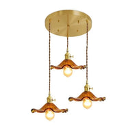 Goldene Deckenleuchte mit drei bernsteinfarbenen Glasschirmen, Vintage-Stil, E27-Lampenfassung.
