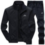 Schwarzer Herren-Trainingsanzug, Reißverschlussjacke und Jogginghose, Sportbekleidung.