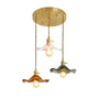 Dreiflammige Pendelleuchte aus Glas und Metall, Vintage-Design, goldene Deckenhalterung.
