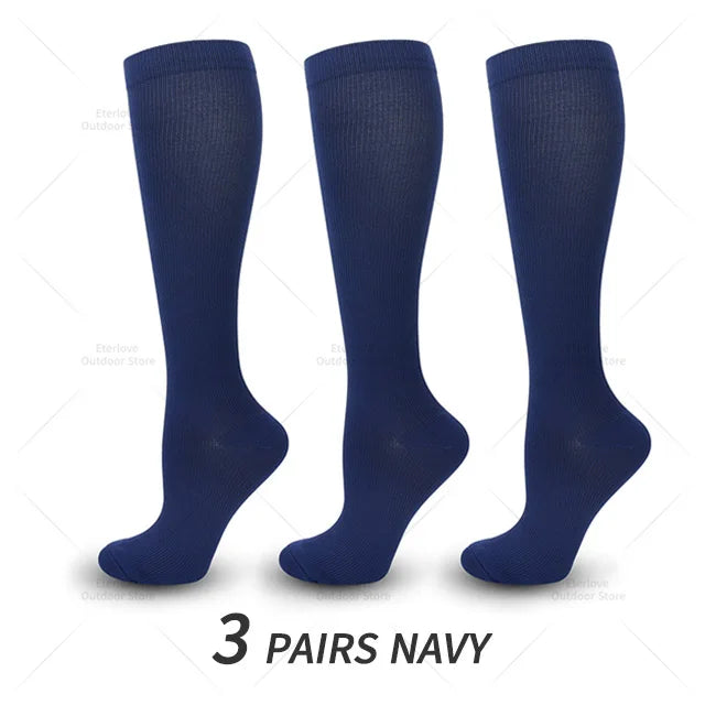 Drei Paar marineblaue Kompressionsstrümpfe, knielang, für Sport und Reisen.