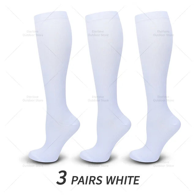 Drei Paar weiße Kompressionsstrümpfe, knielang, atmungsaktiv, unisex.