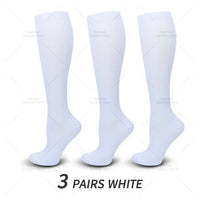Drei Paar weiße Kompressionsstrümpfe, knielang, atmungsaktiv, unisex.