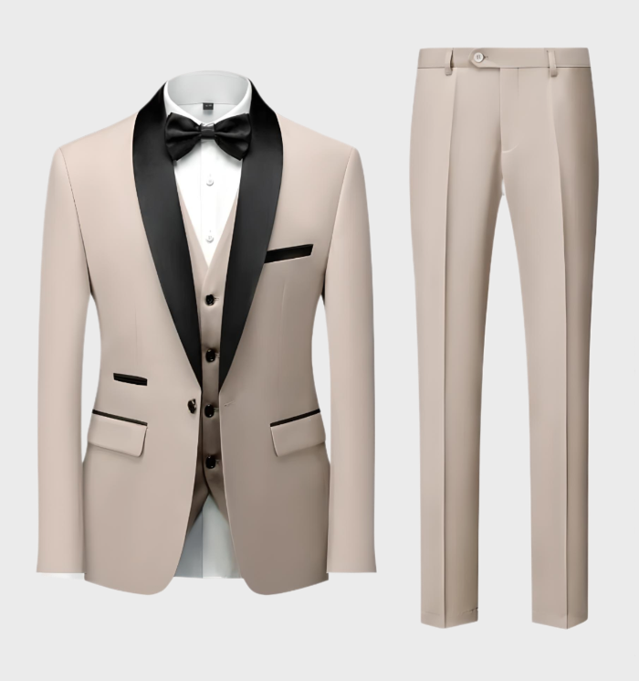 Beiger Anzug mit schwarzem Revers, Weste und Fliege, Herrenmode, elegantes Design.