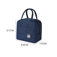 Dunkelblaue Lunch-Tasche, isoliert, mit Bär-Logo, 23x13x21cm, für Schule oder Büro.
