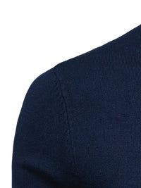 Dunkelblauer Strickpullover, Nahaufnahme, weiches Material, modisch, Herrenbekleidung.