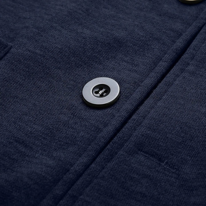 Dunkelblauer Wollmantel mit Knopfdetail, elegantes Design, hochwertige Herrenmode.