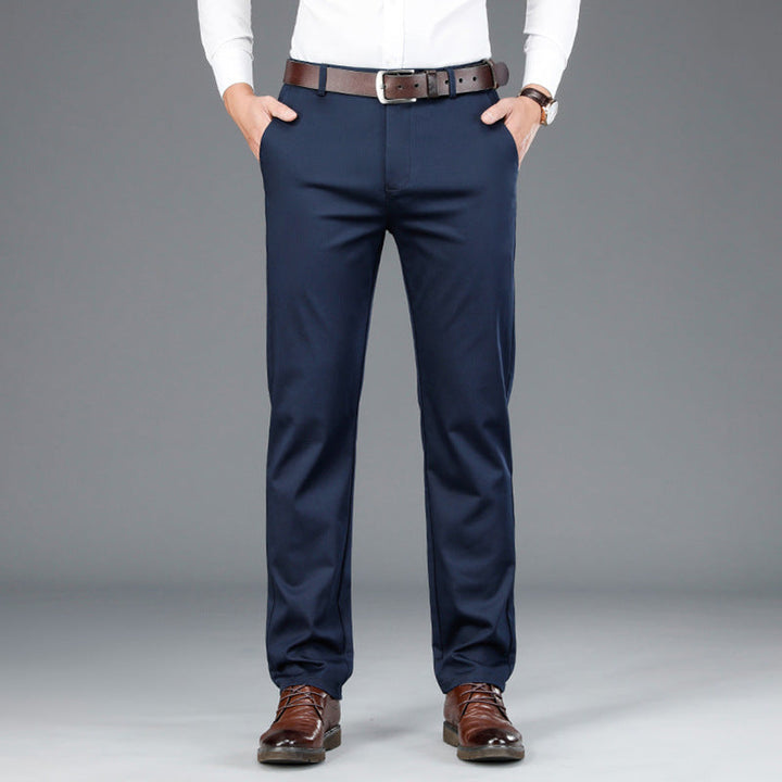 Mann in blauer Anzughose, weißem Hemd, braunem Gürtel und Schuhen, Business-Look.