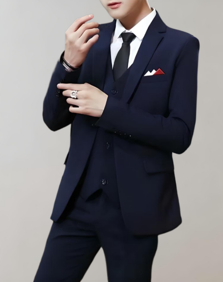 Mann im eleganten dunkelblauen Anzug mit Krawatte und Einstecktuch, Businessmode Herren.