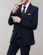 Mann im eleganten dunkelblauen Anzug mit Krawatte und Einstecktuch, Businessmode Herren.