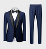 Dunkelblauer Herrenanzug mit schwarzem Revers, Weste und Fliege, elegantes Design.