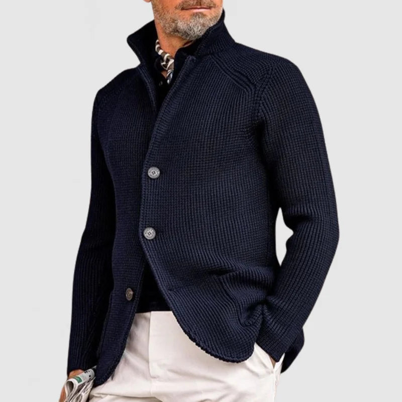 Dunkelblauer Herrenstrickjacke, Stehkragen, Knöpfe, eleganter Stil, Herbstmode.
