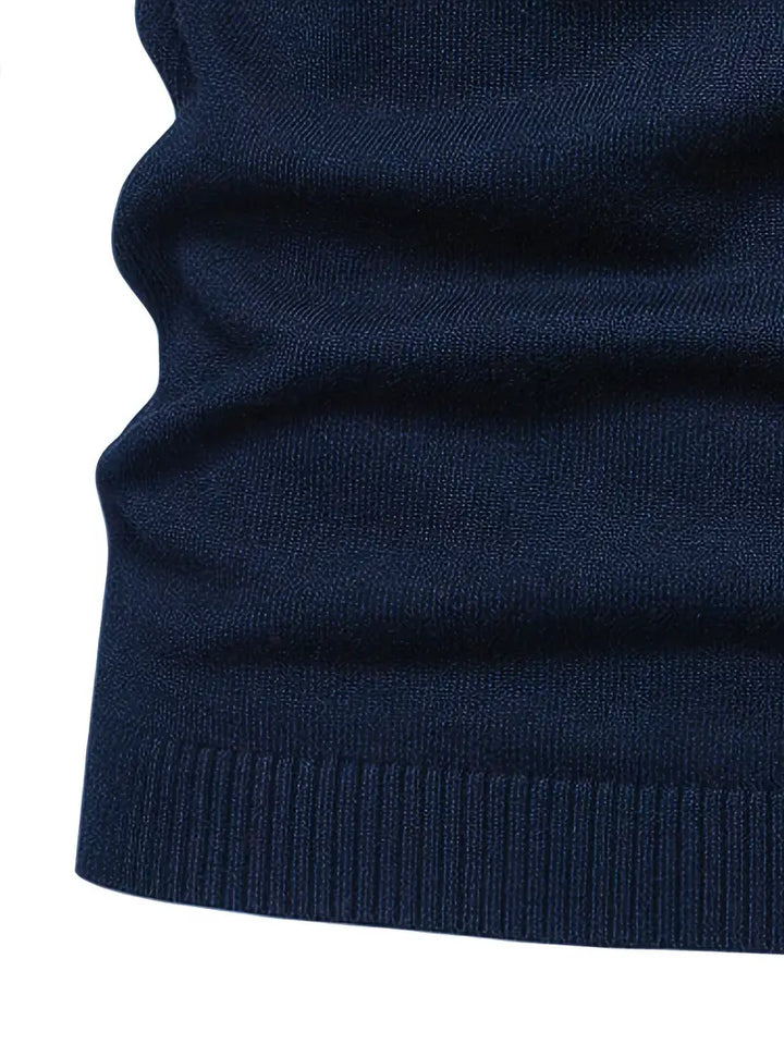 Dunkelblauer Strickpullover aus Baumwolle, Nahaufnahme, weiches Material, modisch, Herrenmode.