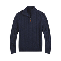 Dunkelblauer Herrenpullover mit Zopfmuster, Reißverschluss, Strickmode, Winterkleidung.