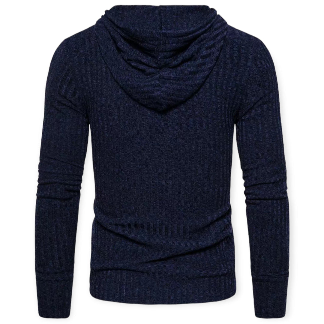 Dunkelblauer Herrenpullover mit Kapuze, Strickmuster, langärmelig, modisch, bequem.