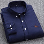Dunkelblaues Herrenhemd, Baumwolle, Button-Down-Kragen, besticktes Logo, elegantes Design.