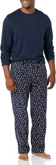 Mann in dunkelblauem Schlafanzug mit Muster, Langarmshirt, bequeme Nachtwäsche.