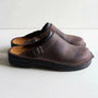 Dunkelbraune Ledersandalen mit Schnalle, bequeme Herrenschuhe, rutschfeste Sohle.