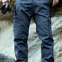 Graue taktische Hose mit Seitentaschen, Outdoor-Bekleidung, robuste Materialien.