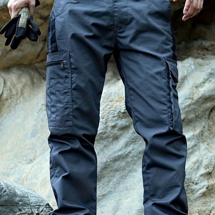 Graue taktische Hose mit Seitentaschen, Outdoor-Bekleidung, robuste Materialien.