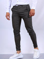 Mann in grauer Anzughose und weißen Sneakers, Business-Look, Herrenmode, elegant und modern.