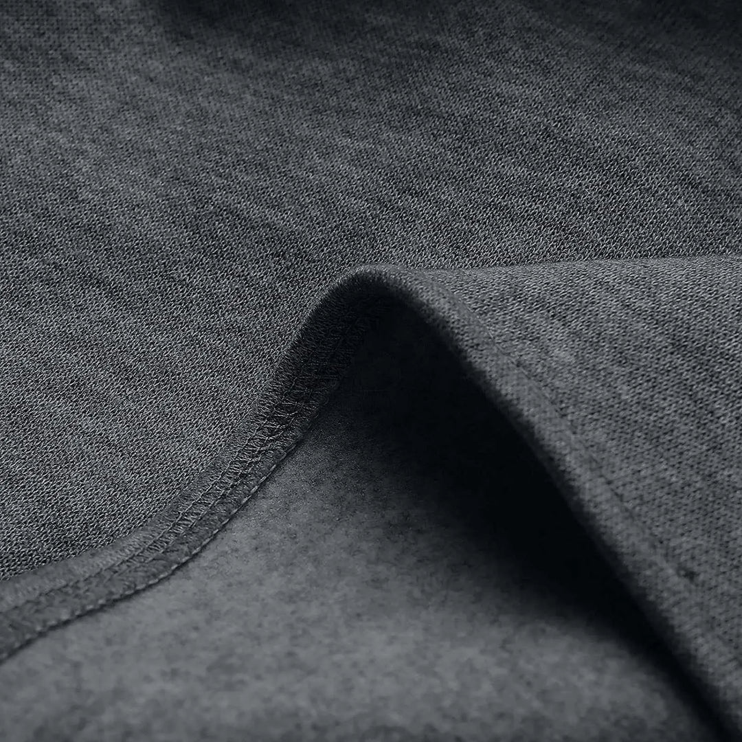 Dunkelgrauer Baumwollstoff, Nahaufnahme, weiche Textur, ideal für Bekleidung und Heimtextilien.