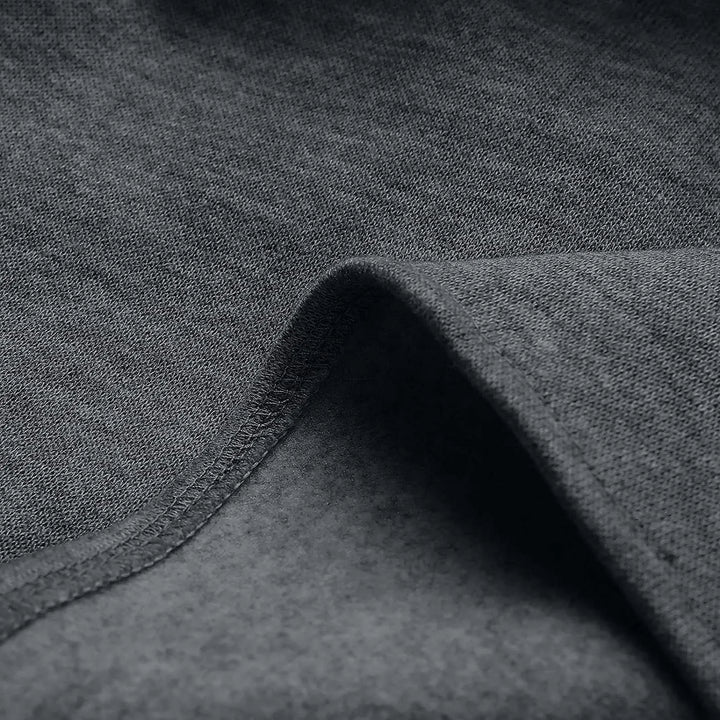 Dunkelgrauer Baumwollstoff, Nahaufnahme, weiche Textur, ideal für Bekleidung und Heimtextilien.
