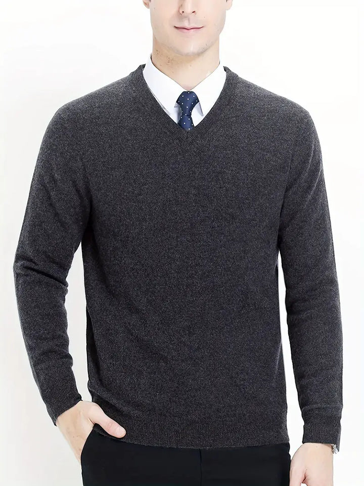 Mann im grauen V-Ausschnitt Pullover, Business-Look, elegantes Herrenmode-Outfit.