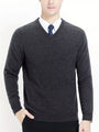 Mann im grauen V-Ausschnitt Pullover, Business-Look, elegantes Herrenmode-Outfit.