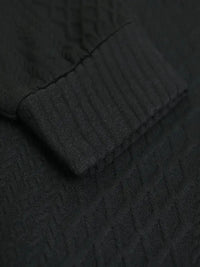 Dunkelgrüner Strickpullover mit Patches, Outdoor-Bekleidung, weiches Material, Nahaufnahme.