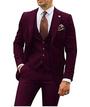 Mann im eleganten, dunkelroten Anzug mit Krawatte und Einstecktuch, Businessmode Herren.
