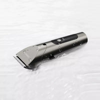 Wasserdichter elektrischer Haarschneider, silber, kabellos, ergonomisch, für präzises Trimmen.