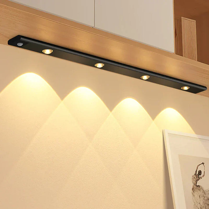 Schwarze LED-Unterbauleuchte, modern, energiesparend, für Küche oder Bürobeleuchtung.