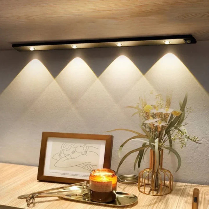 LED-Unterbauleuchte schwarz, warmweißes Licht, Holzregal, Dekoration, Kerze, Blumen, Bild.