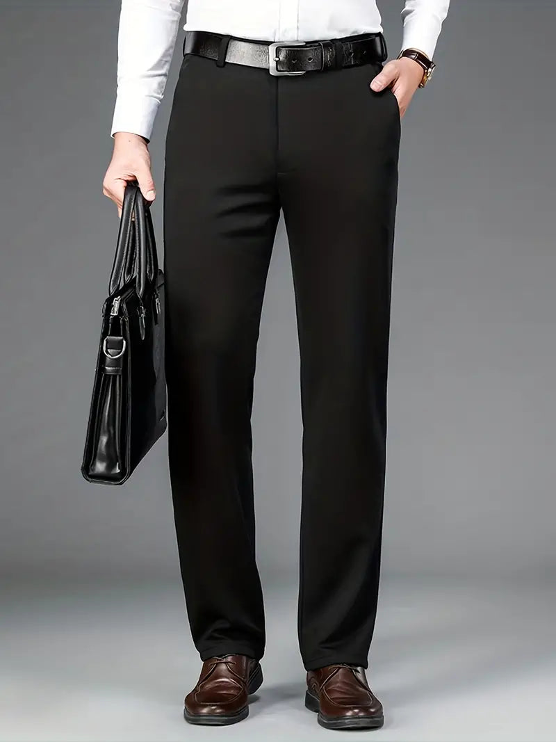 Mann in schwarzer Anzughose mit Ledertasche und braunen Schuhen, Business-Outfit.