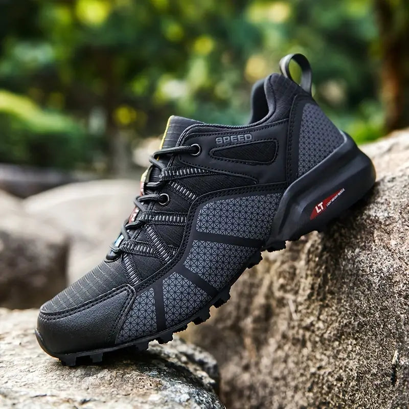 Schwarzer Wanderschuh auf Felsen, atmungsaktiv, rutschfest, Outdoor-Sport, Herren.