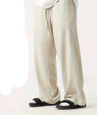 Beige weite Hose, Unisex, lässiger Stil, Sommermode, Sandalen, bequeme Freizeitkleidung.