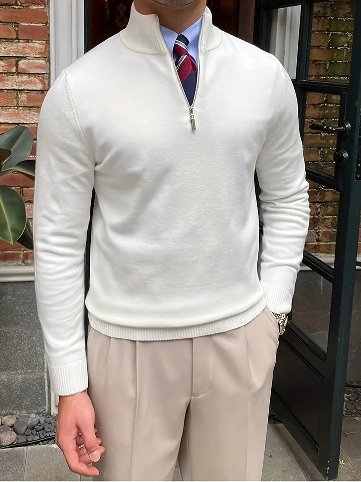 Eleganter weißer Herrenpullover mit Reißverschluss, kombiniert mit beiger Hose und Krawatte.