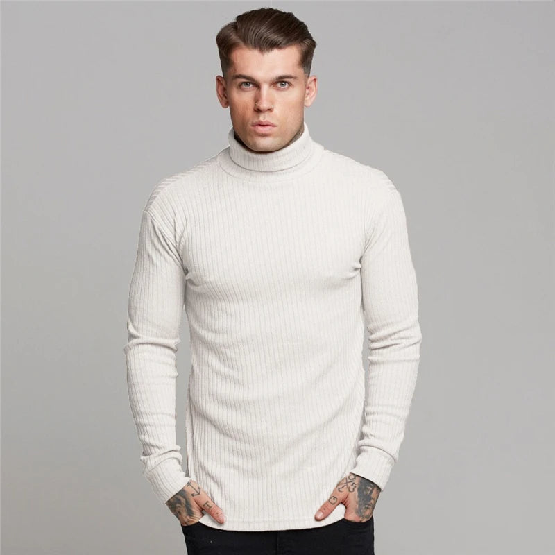 Mann in cremefarbenem Rollkragenpullover, gerippt, langärmelig, modisch, Herbstmode.