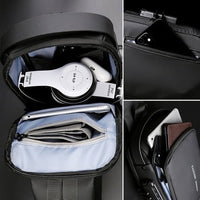 Schwarzer Rucksack mit Kopfhörern, Smartphone und Geldbörse, ideal für Reisen und Alltag.