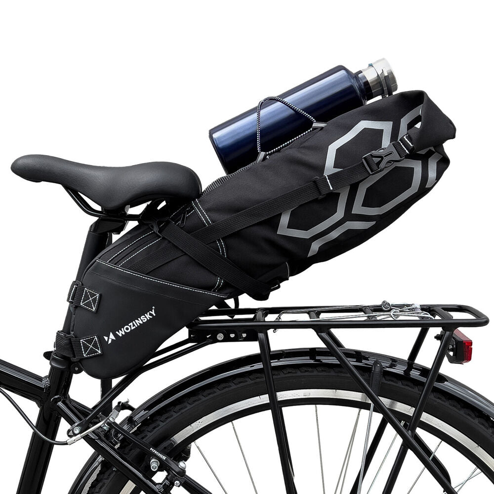 Schwarze Fahrradtasche mit Flaschenhalter auf Gepäckträger, ideal für Radreisen und Pendeln.